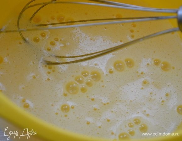 В отдельной миске взбить венчиком яйцо с сахаром и ванильным сахаром. Добавить молоко, хорошо перемешать.