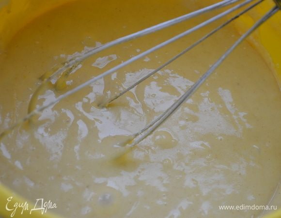 Всыпать муку и разрыхлитель, кусочки чернослива и опять перемешать до однородного состояния. Тесто разделить на две равные части и в одну добавить какао-порошок, перемешать. Тесто налить в силиконовые формочки, наполнив их на 2/3, поочередно выкладывая по 1 ст. л. Заготовки выложить в емкость для варки на пару. В основную чашу налить воды. Включить режим «Варка на пару» и готовить 25 минут. Заглянуть и зубочисткой проверить на готовность можно уже через 20 минут.