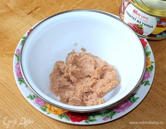 Выкладываем в миску паштет из тунца ТМ «Магуро».
