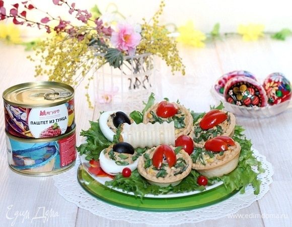 Паштетную массу можно намазывать на кусочки хлеба или гренки, сверху украсив ломтиками свежих овощей, зеленью, орехами и семечками.
Приятного аппетита!