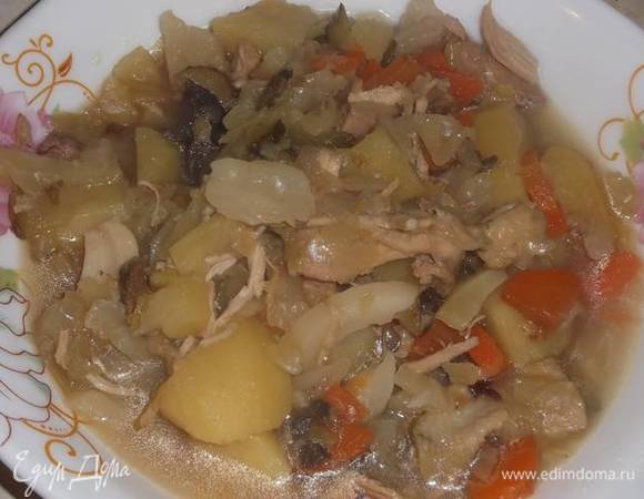 Курицу порвала на куски. Отправила обратно в бульон. Добавила нарезанный картофель, капусту, морковь и лук. Довела до кипения. 