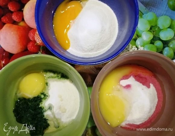 Вы можете приготовить пасту-поленту обычного белого цвета. Но я люблю все подкрашивать. В три миски отмеряем по 100 г манной крупы. В первую добавляем немного шпината с соком и 1 желток. Во вторую — свекольный сок и 1 желток. В третью — яйцо целиком. В каждую порцию добавляем по щепотке соли.