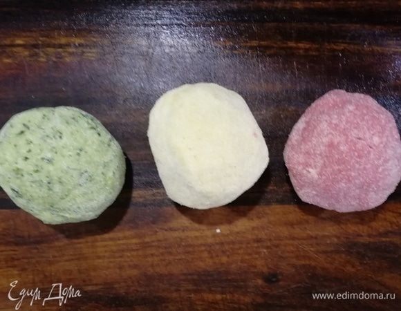 Формируем три вида теста. Убираем в полиэтиленовый пакет, пока занимаемся мясом.
