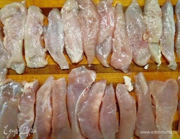 Куриные грудки нарезаем.