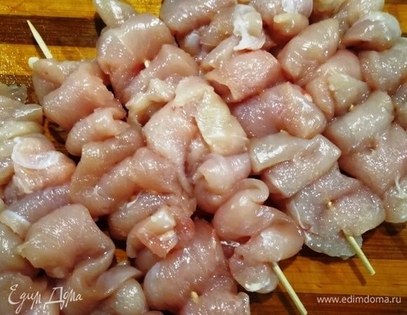 Нанизываем на шпажки.