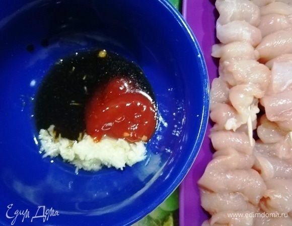 Делаем маринад из соевого соуса, чеснока, кетчупа, меда.