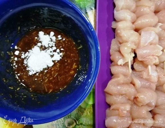 Перемешиваем, добавляем крахмал.