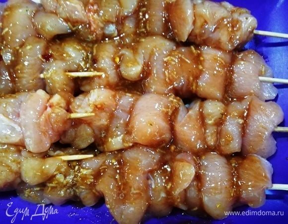 Обильно смазываем куриные шашлычки маринадом. Пусть промаринуются недолго.