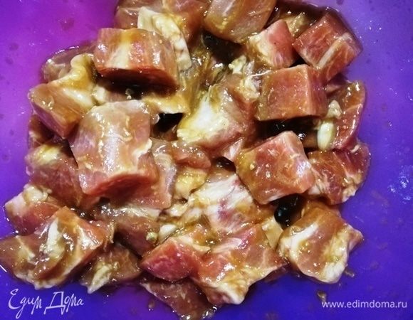 Свинину нарезаем небольшим кубиком и добавляем к ней оставшийся маринад.