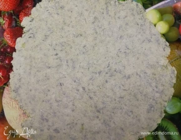 Тесто отдохнуло, начинаем работать с ним. Раскатываем тонко настолько, насколько сможете.