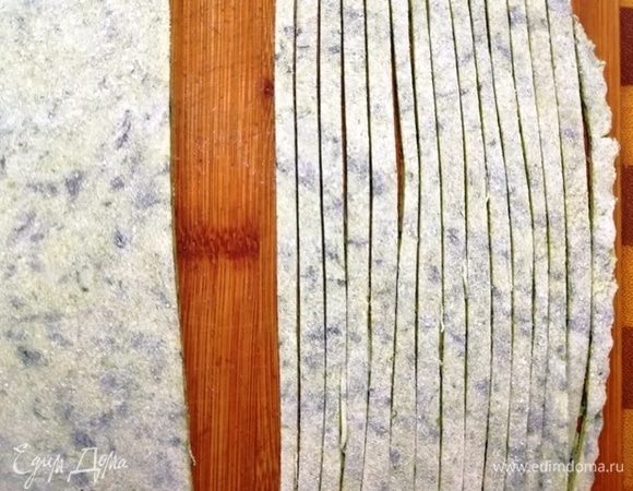 Нарезаем его на полоски. Так поступим со всем тестом.