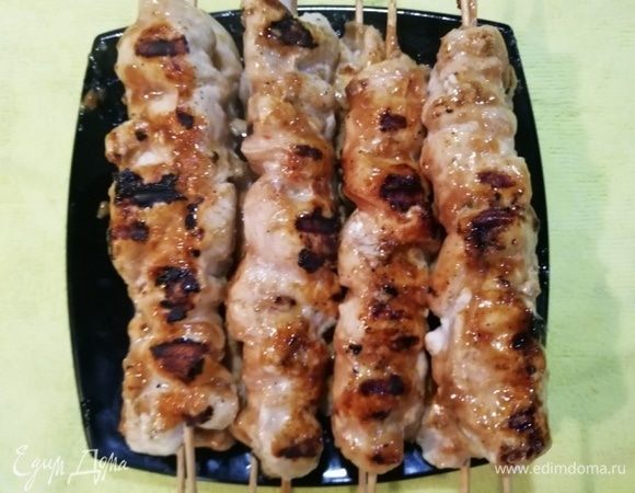 Куриные шашлычки обжариваем на сковороде гриль.
