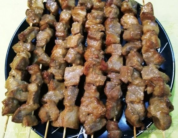 Шашлычки из свинины запекаем в духовке в режиме гриль.