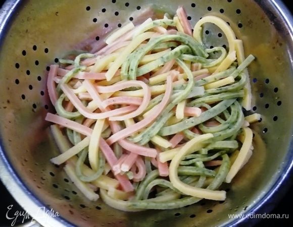 Пасту-поленту отвариваем в кипящей воде в течение 12 минут.