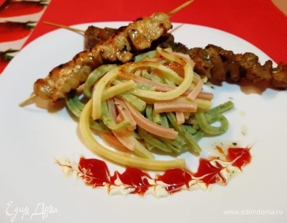 Перед подачей пасту-поленту сбрызгиваем оливковым маслом. Выкладываем на тарелку с шашлычками и подаем.