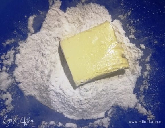 Перетрем всю муку со сливочным маслом в крошку.