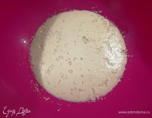 В теплой воде разведем дрожжи с 1 ст. л. сахара. Оставим до образования шапочки.