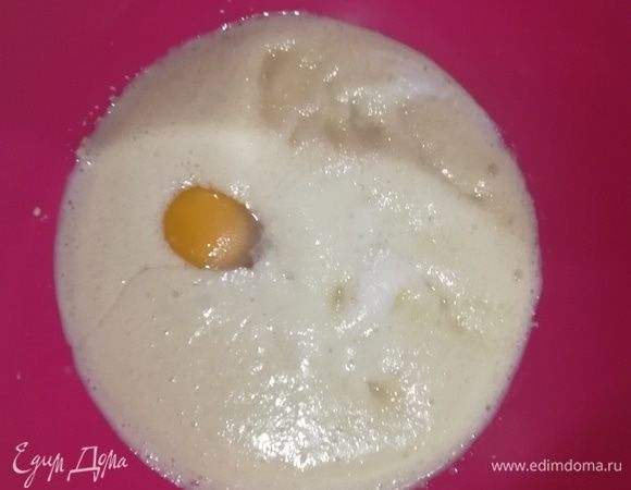 Добавим теплое молоко, яйцо, весь оставшийся сахар и перемешаем.