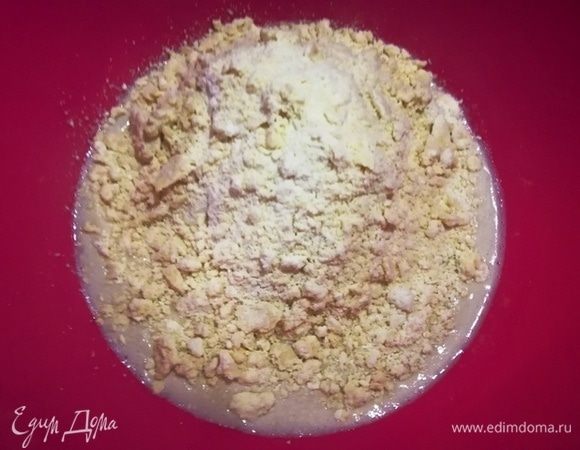 Добавим крошку из муки и масла.