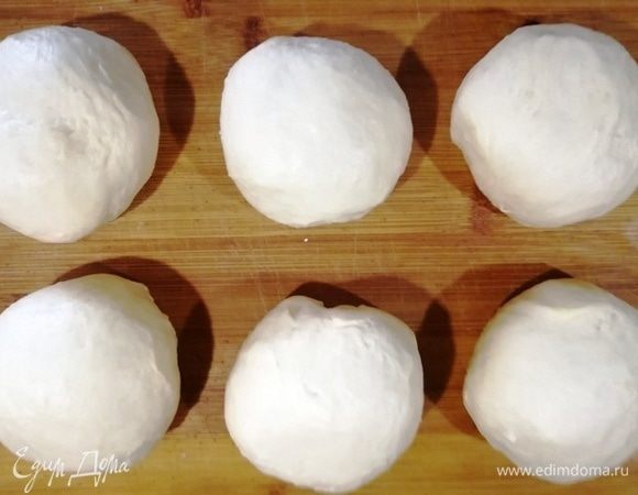 Делим тесто на равные части. У меня рогалики получились большие. Как видите, я разделила тесто на 6 частей. Накрываем шарики и оставляем при комнатной температуре на 15 минут.