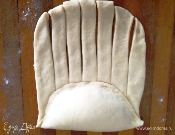 Оборачиваем начинку тестом и хорошо сдавливаем край. Оставшееся тесто нарезаем полосками.