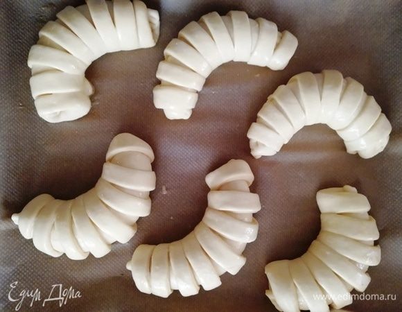 Скручиваем тесто, формируя рогалик. Оставляем для расстойки на 30 минут, смазываем рогалики взбитым яйцом. Отправляем в духовку, разогретую до 200°С на 20 минут.