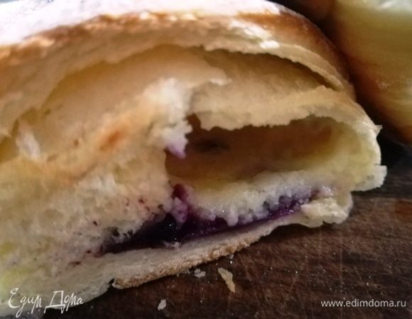 Булочка в разломе. Тесто невесомое, много слоев. Просто тают во рту.