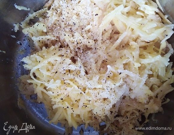 Лук и картофель почистить и натереть на крупной терке. Посолить, поперчить, хорошо перемешать. Оставить на 5 минут, затем хорошо отжать массу.