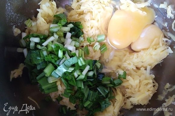 В картофельную массу разбить яйца, добавить черемшу и перемешать.