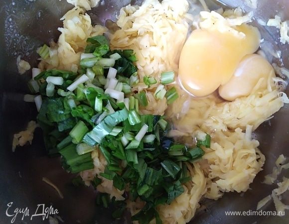 В картофельную массу разбить яйца, добавить черемшу и перемешать.