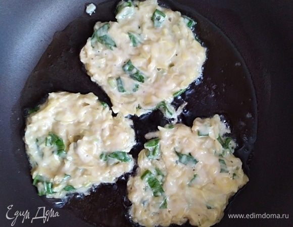 Жарить латкесы на разогретом растительном масле, примерно по 2 минуты с обеих сторон, до румяности.