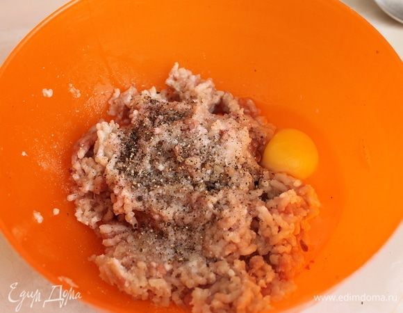Мясо пропустите через мясорубку. Добавьте к фаршу соль, перец и яйцо. Хорошо все перемешайте, немного добавьте холодной воды и выбейте фарш, чтобы он стал однородный и вязкий. Если вы любите более мягкий фарш, можно добавить размоченный в молоке белый хлеб или овсяные хлопья. Также можно добавить и дополнительно любимые специи, но это все по желанию. Готовый фарш отправьте в холодильник на 1 час.