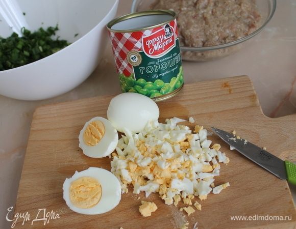 Отварите для фарша три яйца, остудите. Нарежьте мелко зелень укропа и яйца. Яйца удобно для фарша измельчить с помощью вилки. Делайте так, как вам удобно.