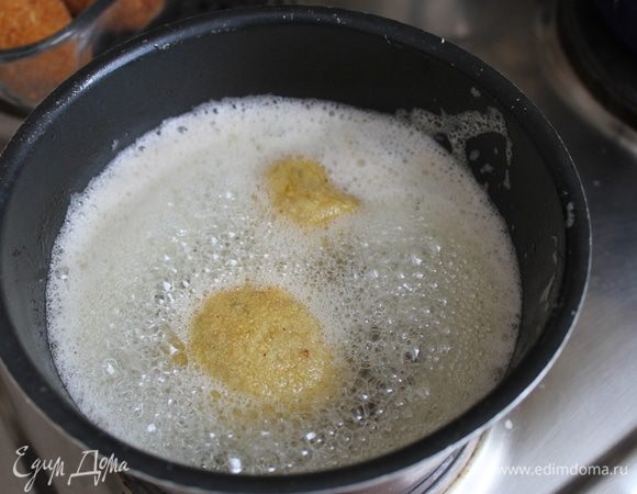 Обжаривайте зразы в масле до золотистой корочки при среднем нагреве масла. Готовые зразы выкладывайте на бумажные полотенца. Не бойтесь готовить во фритюре, если удерживать правильную температуру нагрева масла, оно не будет гореть и выделять вредные канцерогены. А благодаря тому, что на поверхности сразу образуется корочка, препятствующая впитыванию масла, зразы получаются не такие жирные, как при обжаривании на сковороде.