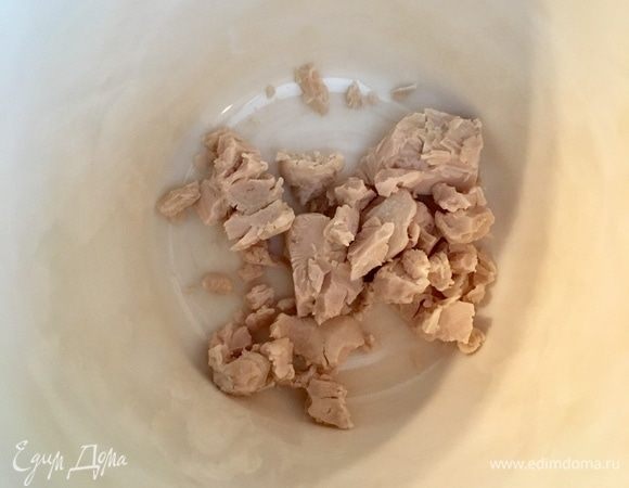 Начнем с приготовления опары для теста для пиццы. Сразу скажу, что тесто для пиццы не классическое, в большей степени авторское, домашнее, если хотите. Оно получается нежнейшим и немного пушистым. Обычно, если я заказываю пиццу в ресторане, то никогда не ем суховатые бортики без начинки. В моем же варианте тесто хочется есть и есть, оно само по себе индивидуально и вкусно! Ну, что ж, приступим. В мисочку раскрошить свежие дрожжи.