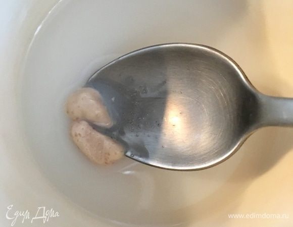 Добавить теплые молоко и воду. Всыпать чайную ложечку сахара, перемешать до растворения дрожжей.