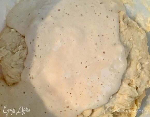 Как раз к тому моменту, дрожжи «проснулись», покрывшись пенной шапочкой. Влить опару в чашу, продолжить вымешивание руками.