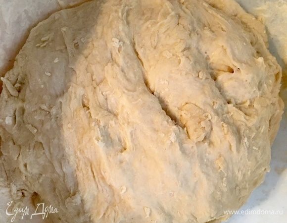 Данное тесто не требует длительного вымешивания. Когда все ингредиенты соединились равномерно, получается легкое рыхлое тесто. Оно, конечно, уже не липнет к рукам, формируется в колобок, но может показаться, что немного жидковато. Но муки достаточно. Таким оно и должно быть. Благодаря его нежнейшей текстуре  мы и получим после выпекания очень нежную, тающую во рту основу у нашей пиццы. Итак, оставим тесто на 30 мин., накрыв полотенцем и поставив в теплое место.