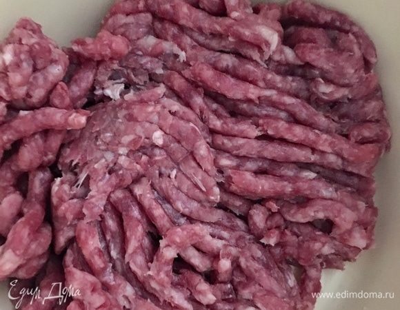 Пока тесто подходит, приготовим наполнение для пиццы. Фарш. У меня говяжий.