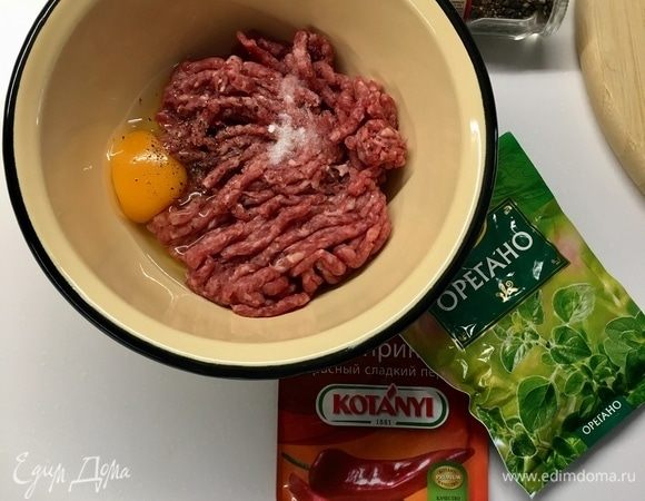 Фарш солим, перчим, вбиваем одно яйцо. Из специй я взяла сладкую красную паприку и орегано. Ложку муки для скрепления всех элементов.