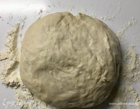 Через 30 мин. припылить рабочую поверхность мукой. Выложить на нее комочек подошедшего теста. Оно «живое», оно как будто «дышит», я бы так его охарактеризовала, потому что очень нежное на ощупь, легкое, работать с ним только в удовольствие.