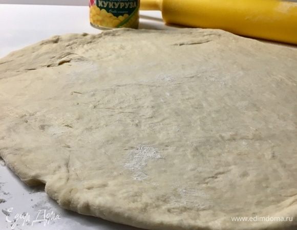 Раскатать тесто в круг по диаметру формы ( у меня d — 33 см) и толщиной примерно 0,5 см.