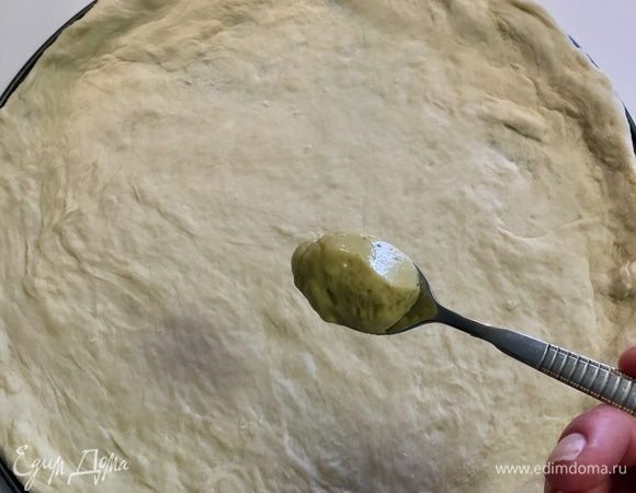 Перенести пласт в форму и намазать домашним майонезом, отступая от бортиков 1–1,5 см.