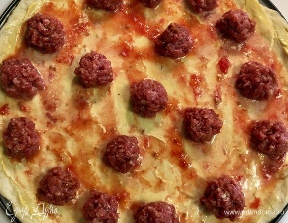 Сверху на майонез равномерно распределить томатный соус (у меня тоже домашний), а из фарша скатать шарики величиной с грецкий орех и выложить на тесто.