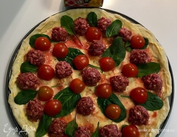 Помидорки черри, разрезанные пополам, — между мясными шариками.