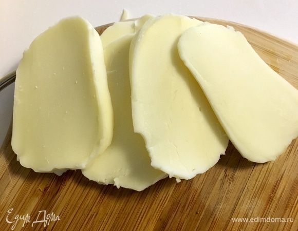 В это время нарезать колечками моцареллу для пиццы.