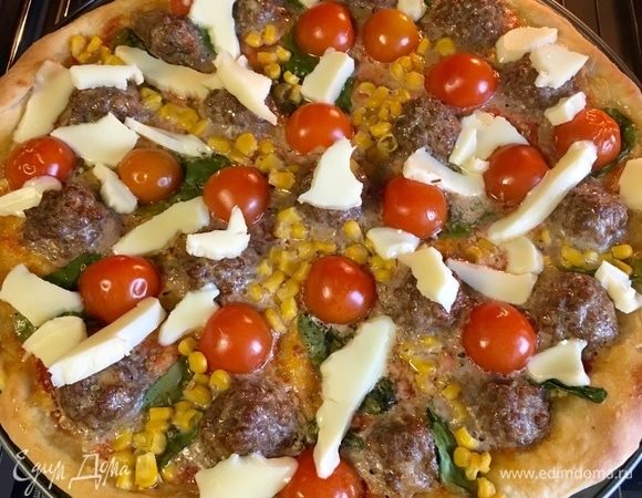 Порвать прямо руками моцареллу на волокна и распределить между помидорами и кукурузой. Я просто хотела сохранить общий вид пиццы, но в итоге моцарелла все равно расплавилась и поплыла, часть общего вида закрылась. Запекать еще 10 мин., пока моцарелла не расплавится.