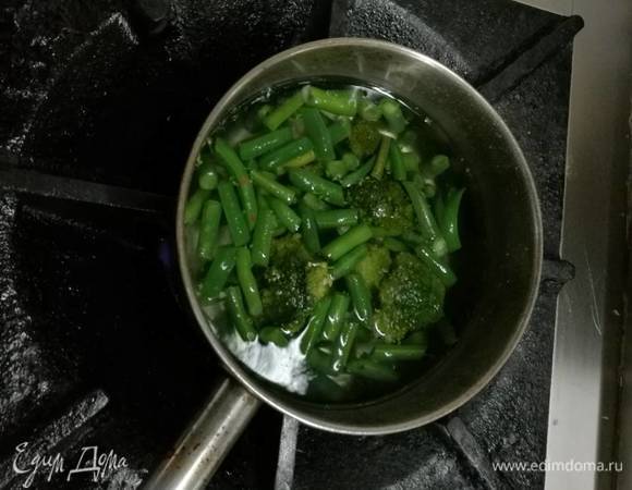 В первый добавляем только соль. И после закипания добавляем брокколи с фасолью и варим 7 минут. Главное — не переварить овощи в кашу и сохранить всю пользу. Показатель правильно приготовленных овощей — яркий зеленый цвет и хрустящая структура.