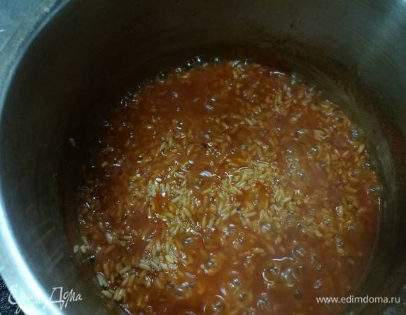 В 3 сотейник с водой добавляем рис, паприку, смесь сушеных томатов и чеснока, солим по вкусу. Доводим до кипения, убавляем огонь и под крышкой доводим до готовности. Воды добавляем на 2 см выше риса, и нужно варить так, чтобы вся жидкость впиталась в рис. Промывать не нужно, так как смоете весь аромат и вкус риса.