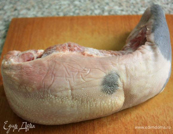 Язык весом 1–1,2 кг помыть в проточной воде, положить в кастрюлю с холодной водой, довести до кипения, затем воду слить. Я выливаю первую воду для того, чтобы использовать потом бульон для соуса или для супа.